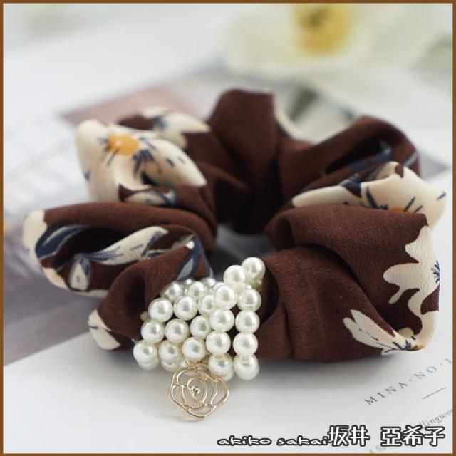 【Akiko Sakai】時尚氣質珍珠纏繞碎花布藝髮圈(生日 送禮 禮物)