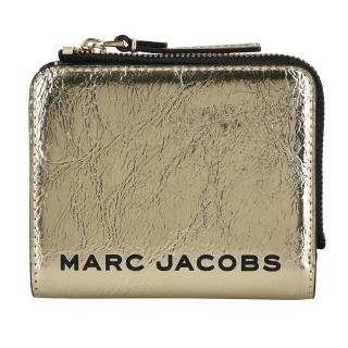 【MARC BY MARC JACOBS】金屬皮革THE METALLIC經典黑LOGO扣式短夾(金)