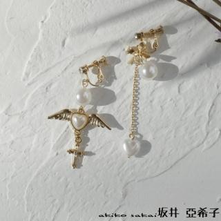 【Akiko Sakai】天使翅膀十字架不對稱耳環(耳夾款)
