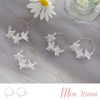 【MISS KOREA】白色耳環 花瓣耳環 圈圈耳環/韓國設計浪漫白色花瓣唯美圈圈造型耳環(金)