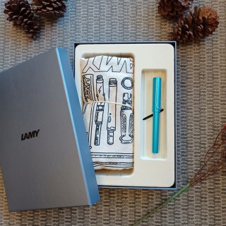 【LAMY】塗鴨帆布袋禮盒+太平洋藍鋼珠筆(384)