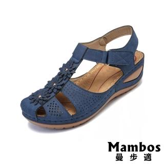 【Mambos 曼步適】坡跟涼鞋 縷空涼鞋/復古縷空立體花朵包頭造型魔鬼粘舒適坡跟涼鞋(藍)