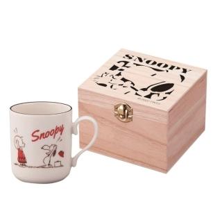 【小禮堂】SNOOPY 史努比 陶瓷馬克杯附木盒 300ml 《白舉手款》(平輸品)