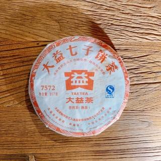 【茶韻】2012普洱茶大益7572熟餅357g熟茶(附茶樣10克.茶刀.收藏盒各1)