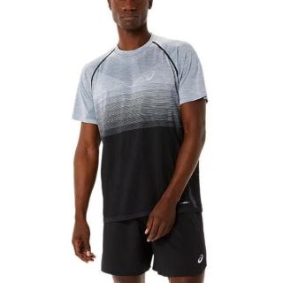 【asics 亞瑟士】男 短袖 上衣 T恤 跑步 運動 訓練 健身 透氣 海外版型 亞瑟士 灰黑(2011C398-002)