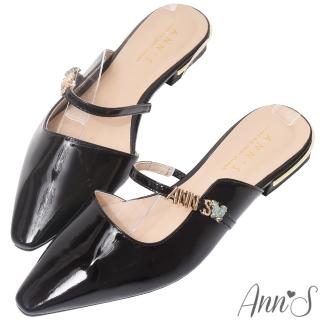 【Ann’S】顯瘦版型-品牌金屬側空繫帶軟漆皮尖頭穆勒鞋(黑)