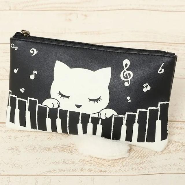 【Sayaka 紗彌佳】原裝進口 時尚流行  日本Pooh Chan閉眼貓-立體貓尾巴鋼琴鍵化妝/收納包(黑色)