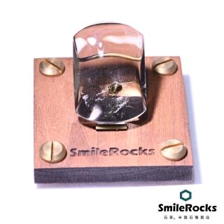 【SmileRocks 石麥】天然黃水晶帶翠榴石 3.8x1.4x2.7cm(鈣鐵榴石水晶 附SmilePad Stand 6x6底板)