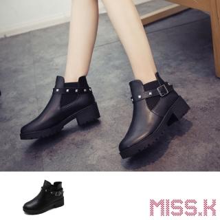 【MISS.K】復古切爾西彈力織帶拼接鉚釘皮帶釦飾粗跟短靴(黑)