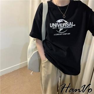 【HanVo】現貨 UNIVERSAL.100th印花T恤(韓版短袖上衣 必備單品 韓系韓國女裝 百搭寬鬆修身 女生衣著 1443)
