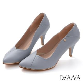 【DIANA】7.5 cm奶油壓紋牛皮線條設計金屬側邊釦飾尖頭高跟鞋(Baby藍)