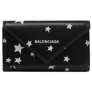 【Balenciaga 巴黎世家】精緻品牌烙印LOGO星星小牛皮三折釦式鑰匙包(黑)