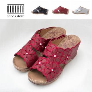 【Alberta】拖鞋 懶人鞋 楔型鞋 皮質平面花朵圖樣水鑽點綴楔型前2.5cm跟6.5cm涼拖鞋