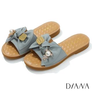 【DIANA】2.5 cm質感羊皮小熊金屬迴紋釦蓬軟涼鞋(寧靜藍)