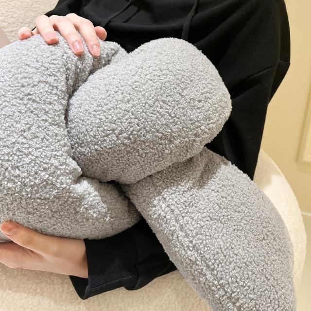 【OB 嚴選】溫暖羊羔毛絨可愛打結造型抱枕 《ZB1882》