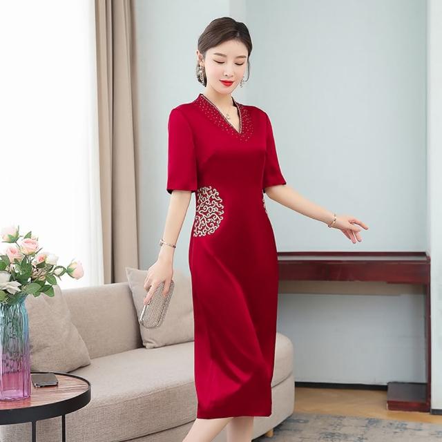 【REKO】玩美衣櫃華貴紅色V領光澤緞面旗袍風禮服洋裝M-4XL