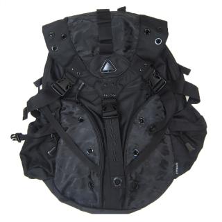 【SNOW.bagshop】後背包超大容量可放A4資料夾(USB充電孔外出休閒造型背包型男必備款大容量防水尼龍布)