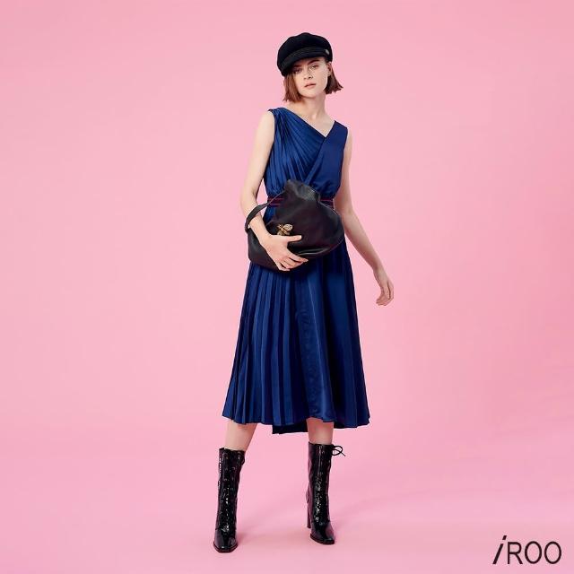 【iROO】深藍緞面壓褶洋裝