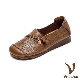 【Vecchio】真皮跟鞋 坡跟跟鞋 一字跟鞋/真皮頭層牛皮復古刻花一字帶中國結釦造型坡跟鞋(卡其)