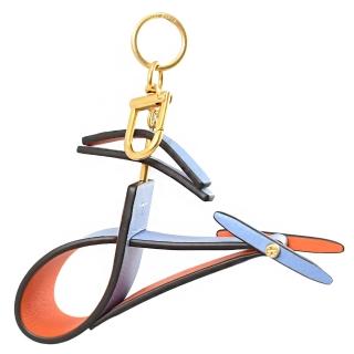【TORY BURCH】簡約雙T LOGO藝術直升機造型雙扣吊飾鑰匙圈(金/橘)