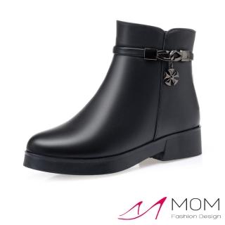 【MOM】真皮短靴 低跟短靴/真皮時尚花片釦帶造型保暖機能低跟短靴(黑)