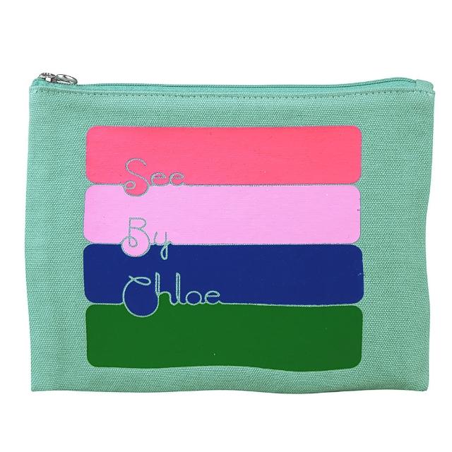 【See by Chloe’】經典造型色彩隨興草寫LOGO設計帆布拉鏈手拿包(大/綠)