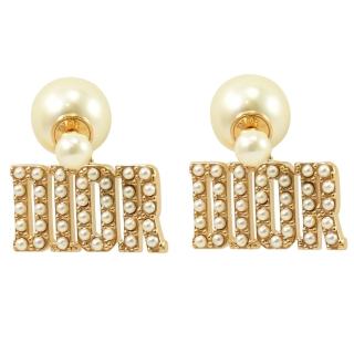 【Dior 迪奧】經典品牌珠珠鑲飾英文LOGO吊墜針式時尚耳環(金)