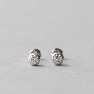 【ete】PT900 經典單鑽包鑲鑽石耳環-0.20ct(鉑金色)