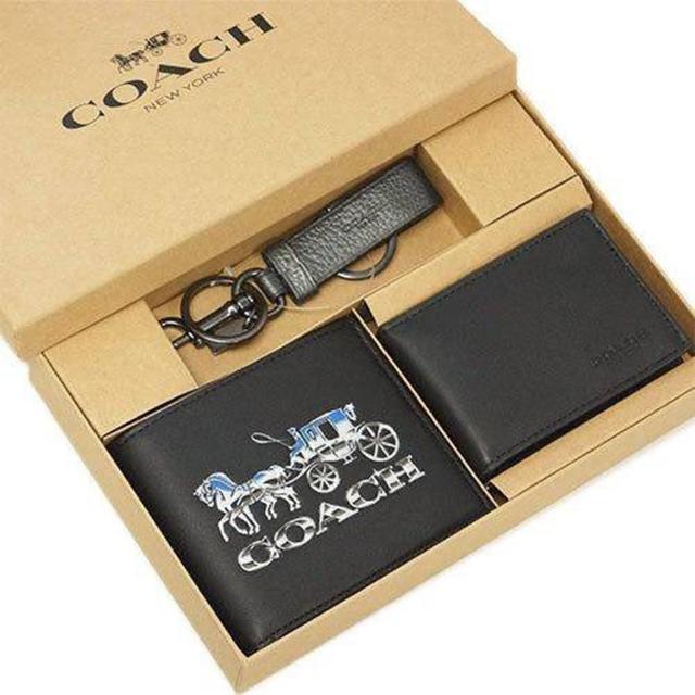 【COACH】COACH 經典馬車logo真皮短夾 新款鑰匙圈禮盒組 送原廠紙袋(母親節)