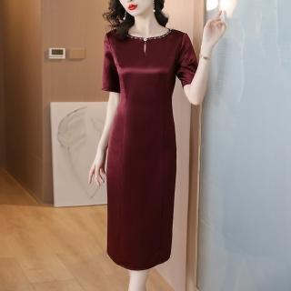 【REKO】玩美衣櫃酒紅禮服光澤緞面中式短袖洋裝M-3XL