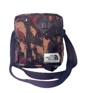 【The North Face】北臉 側背包 斜背包 小包 運動包 BERKELEY CROSSBODY 咖啡紫 NF0A52VTOSO