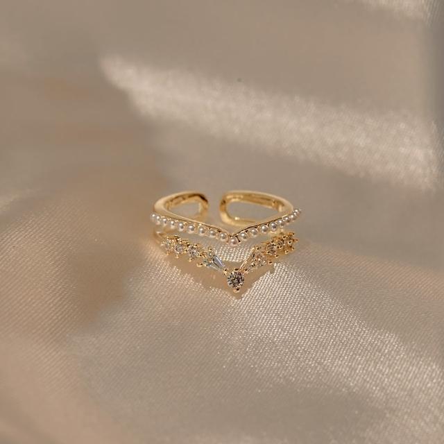 【OB 嚴選】韓國連線V型鑲嵌鋯石珍珠開口戒指 《XC0007》