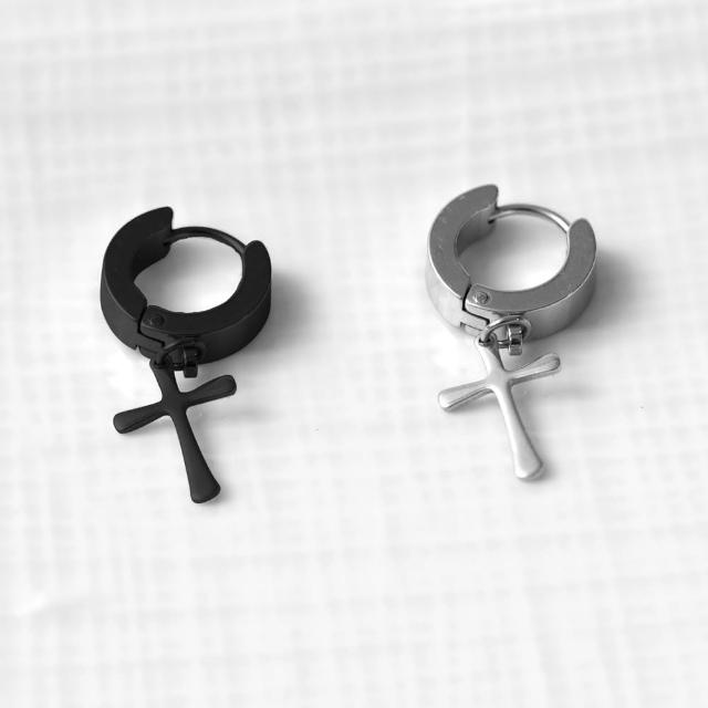 【玖飾時尚】十字架鋼製黑色耳針耳環(耳針)