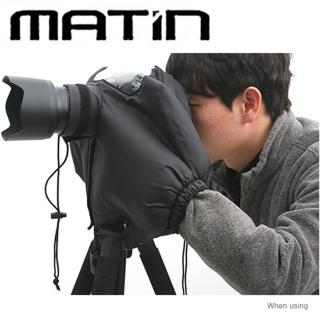 【MATIN】防水單眼相機雨衣海棉隔音罩M-6398(防寒保暖單反防塵罩 雙袖防風罩 相機防雨套 含口袋)