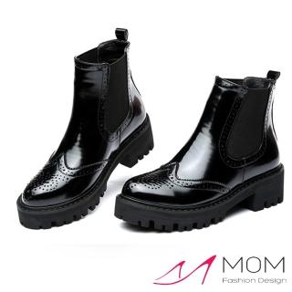 【MOM】韓版復古刻花時尚英倫風彈力靴口套筒短靴(亮皮黑)