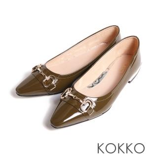 【KOKKO 集團】KOKKO高雅金飾扣亮漆皮微彎折低跟包鞋(墨綠色)