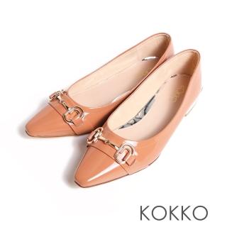 【KOKKO 集團】高雅金飾扣亮漆皮微彎折低跟包鞋(粉橘色)