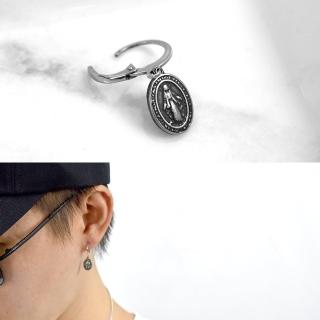 【玖飾時尚】男生耳環 鋼製人像橢圓牌耳針(耳針耳環)