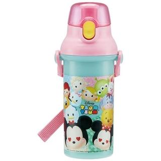【小禮堂】Disney 迪士尼 TsumTsum 日本製直飲式水壺附背帶《粉綠.大臉》480ml.水瓶.兒童水壺
