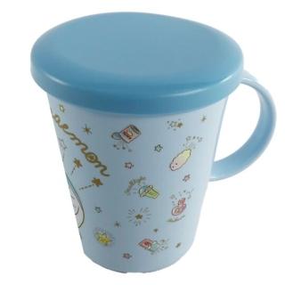 【小禮堂】哆啦A夢 日本製 單耳塑膠杯 附蓋 兒童水杯 漱口杯 小水杯 260ml 《藍 眨眼》