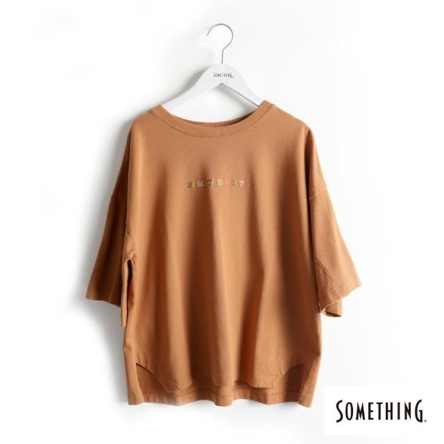 【SOMETHING】女裝 彩色外框字寬版短袖T恤(褐色)