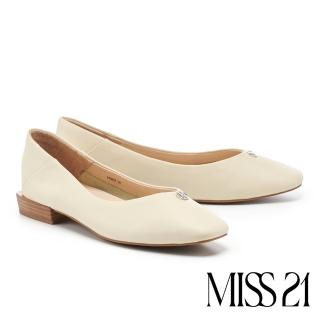 【MISS 21】極簡質感品牌 LOGO 釦飾方頭低跟鞋(米)