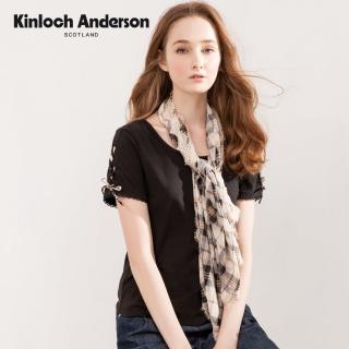 【Kinloch Anderson】金安德森女裝 輕淑大圓領綁帶字繡蕾絲短袖上衣(黑/藍粉)