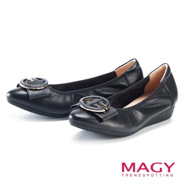 【MAGY】造型飾釦鬆緊帶真皮楔型 女 低跟鞋(黑色)