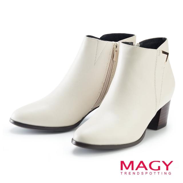 【MAGY】金屬V型釦環真皮粗跟 女 短靴(米白)