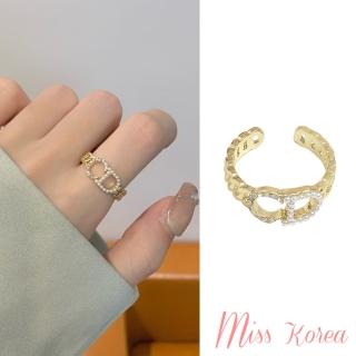 【MISS KOREA】韓國設計微鑲美鑽珍珠CD英文字樣時尚開口戒(水鑽開口戒 珍珠開口戒 英文開口戒)