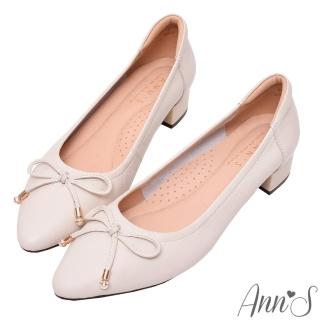 【Ann’S】日常氣質-珍珠蝴蝶結柔軟牛皮低跟尖頭鞋3cm(米白)