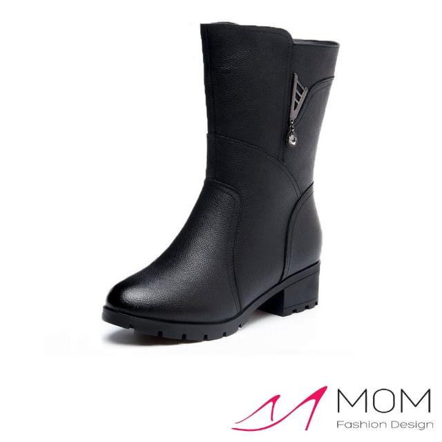 【MOM】真皮中筒靴 低跟中筒靴/真皮流線V型金屬飾件低跟中筒靴(黑)