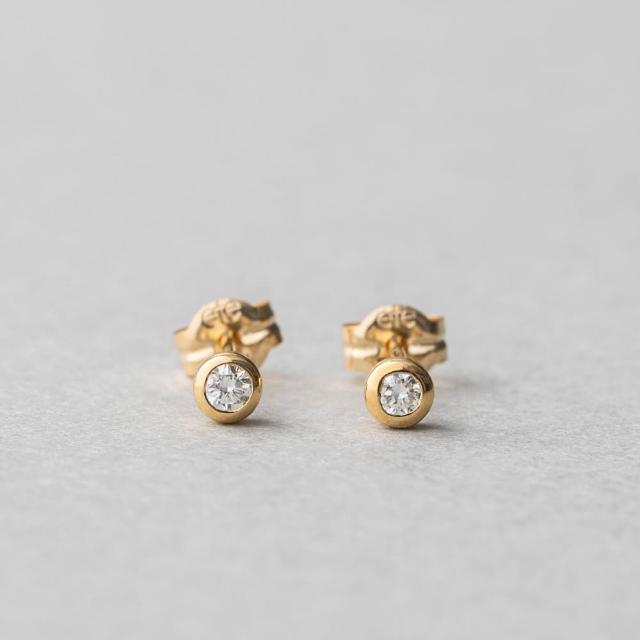 【ete】K18 經典單鑽包鑲鑽石耳環-0.10ct(金色 玫瑰金色)