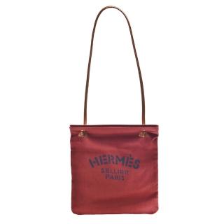 【Hermes 愛馬仕】經典Aline grooming bag系列字母LOGO帆布肩/斜背包(暗紅色H068487CK-RED)